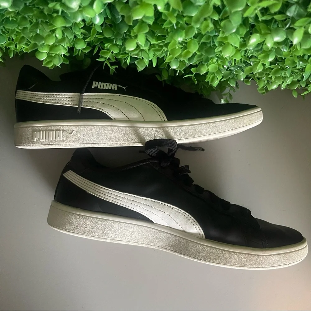 PUMA Smash V2 Sneaker 374513-04 Men's 8.5 Black and White
